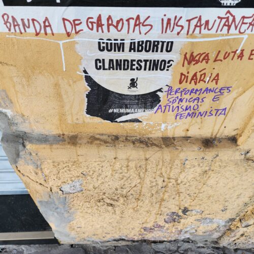 Processo de criação da capa do livro eletrônico: imagens das integrantes da Banda de Garotas Instantâneas para sticker: Alice Porto, Marion Velasco, Andressa Cantergiani, Carol Grimm e Mariana Kircher; título e foto da capa com ação de escrita na fachada de prédios da Av. Osvaldo Aranha, Porto Alegre, Brasil; escrita em outras paredes de Porto Alegre