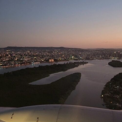 Panorâmica de Porto Alegre e Estuário Guaíba com ilhas. Foto | Marion Velasco (viagem de avião, Chile-Brasil), outubro 2022.