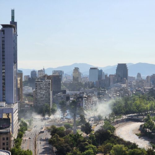 Bloqueio da Av. Providência. Bairro Providência pelos pacos (polícia); bombas em áreas com manifestantes. Plaza Baquedano no 3º aniversário do Estallido Social. 18 de outubro de 2022. Santiago, Chile. Fotos | Marion Velasco.