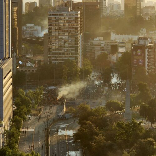 Bloqueio da Av. Providência. Bairro Providência pelos pacos (polícia); bombas em áreas com manifestantes. Plaza Baquedano no 3º aniversário do Estallido Social. 18 de outubro de 2022. Santiago, Chile. Fotos | Marion Velasco.