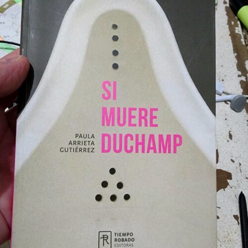 Livro Si Muere Duchamp de Paula Arrieta Gutièrrez (Ed. Tiempo Robado, 2021); Processo de criação do lírico da peça sonora NO NOS CREEN: caso Antônia Barra, Chile (descrito no livro) e caso Mari Ferrer, Brasil.