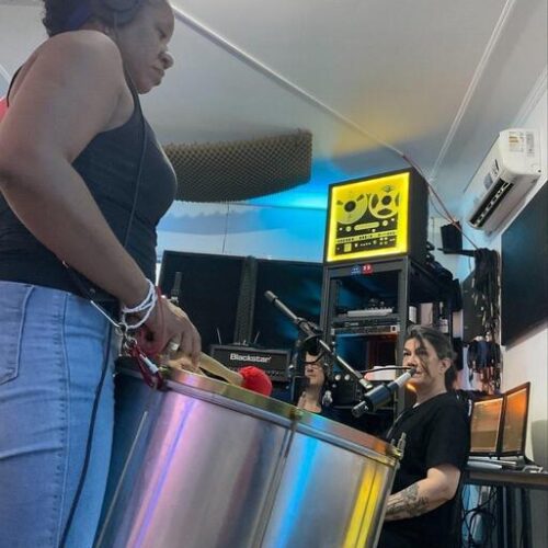 Gravação do tambor-surdo pela percussionista Leciane Rodrigues Ferreira e voz de Marion Velasco para a peça sonora NO NOS CREEN. Com produtor musical Nando Barth. Estúdio CADELA Records, Porto Alegre/Brasil, 18 de janeiro de 2023. Fotos | Tio Trampo e Marion Velasco.