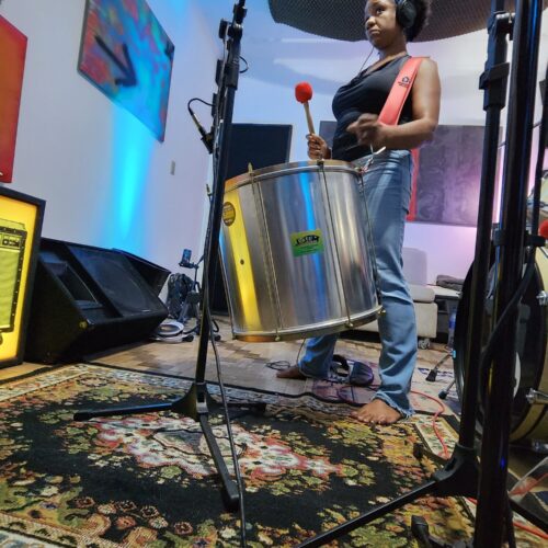 Gravação do tambor-surdo pela percussionista Leciane Rodrigues Ferreira e voz de Marion Velasco para a peça sonora NO NOS CREEN. Com produtor musical Nando Barth. Estúdio CADELA Records, Porto Alegre/Brasil, 18 de janeiro de 2023. Fotos | Tio Trampo e Marion Velasco.