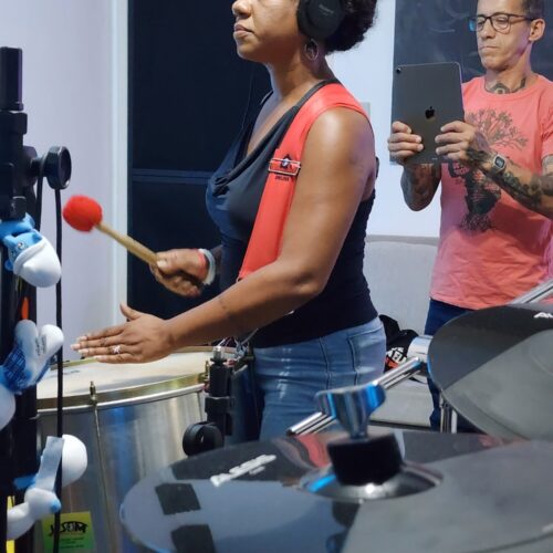 Gravação do tambor-surdo pela percussionista Leciane Rodrigues Ferreira e voz de Marion Velasco para a peça sonora NO NOS CREEN. Com produtor musical Nando Barth. Estúdio CADELA Records, Porto Alegre/Brasil, 18 de janeiro de 2023. Fotos | Tio Trampo e Marion Velasco.