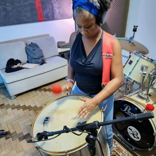 Gravação do tambor-surdo pela percussionista Leciane Rodrigues Ferreira e voz de Marion Velasco para a peça sonora NO NOS CREEN. Com produtor musical Nando Barth. Estúdio CADELA Records, Porto Alegre/Brasil, 18 de janeiro de 2023. Fotos | Tio Trampo e Marion Velasco.