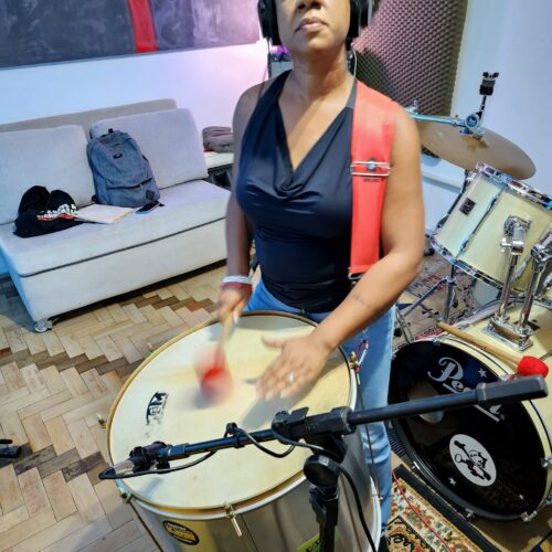 Gravação do tambor-surdo pela percussionista Leciane Rodrigues Ferreira e voz de Marion Velasco para a peça sonora NO NOS CREEN. Com produtor musical Nando Barth. Estúdio CADELA Records, Porto Alegre/Brasil, 18 de janeiro de 2023. Fotos | Tio Trampo e Marion Velasco.