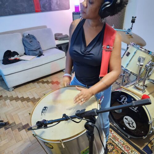 Gravação do tambor-surdo pela percussionista Leciane Rodrigues Ferreira e voz de Marion Velasco para a peça sonora NO NOS CREEN. Com produtor musical Nando Barth. Estúdio CADELA Records, Porto Alegre/Brasil, 18 de janeiro de 2023. Fotos | Tio Trampo e Marion Velasco.