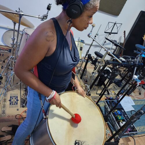 Gravação do tambor-surdo pela percussionista Leciane Rodrigues Ferreira e voz de Marion Velasco para a peça sonora NO NOS CREEN. Com produtor musical Nando Barth. Estúdio CADELA Records, Porto Alegre/Brasil, 18 de janeiro de 2023. Fotos | Tio Trampo e Marion Velasco.