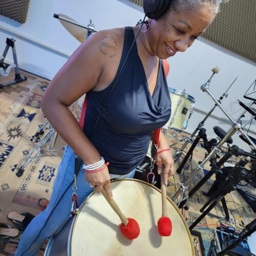 Gravação do tambor-surdo pela percussionista Leciane Rodrigues Ferreira e voz de Marion Velasco para a peça sonora NO NOS CREEN. Com produtor musical Nando Barth. Estúdio CADELA Records, Porto Alegre/Brasil, 18 de janeiro de 2023. Fotos | Tio Trampo e Marion Velasco.