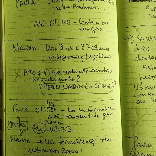 Processo de criação do lírico da peça sonora NO NOS CREEN: pós-produção, decupagem das vozes de Marion e Paula, partitura: marcação e separação das vozes, email sobre gravação da voz de Paula Arrieta, edição e masterização no estúdio Cadela Records com o produtor de som Nando Barth. Porto Alegre, Brasil.